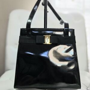 Black Vintage Salvatore Ferragamo patent leather shoulder bag
